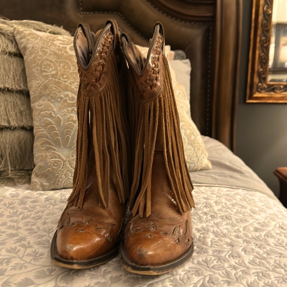 Women’s sz 8.5 brown boots with fringe